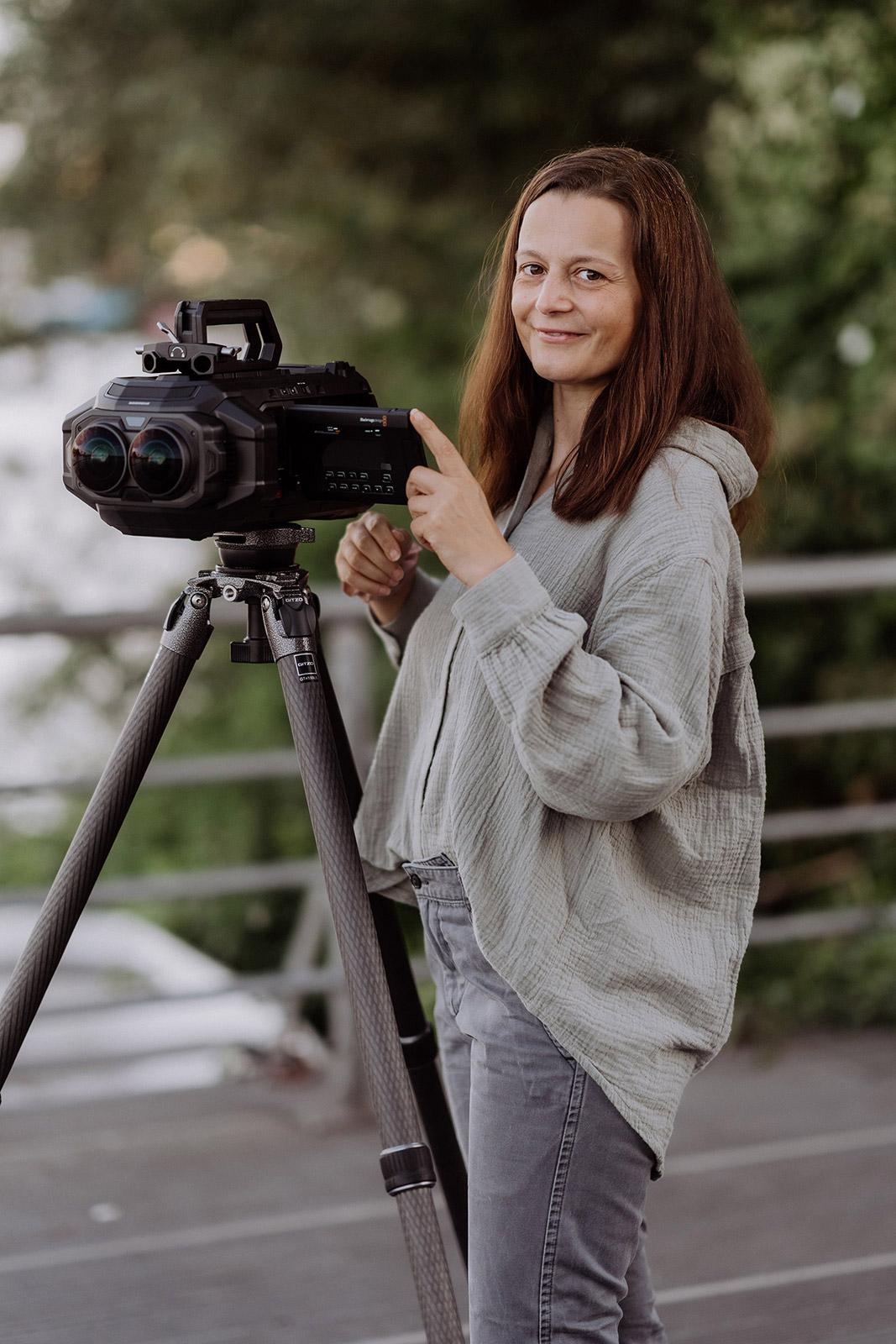 Hochzeitsfotografin Melanie Meißner aus Berlin an der Blackmagic URSA Cine Immersive Kamera auf Stativ für 3D-Hochzeitsvideos