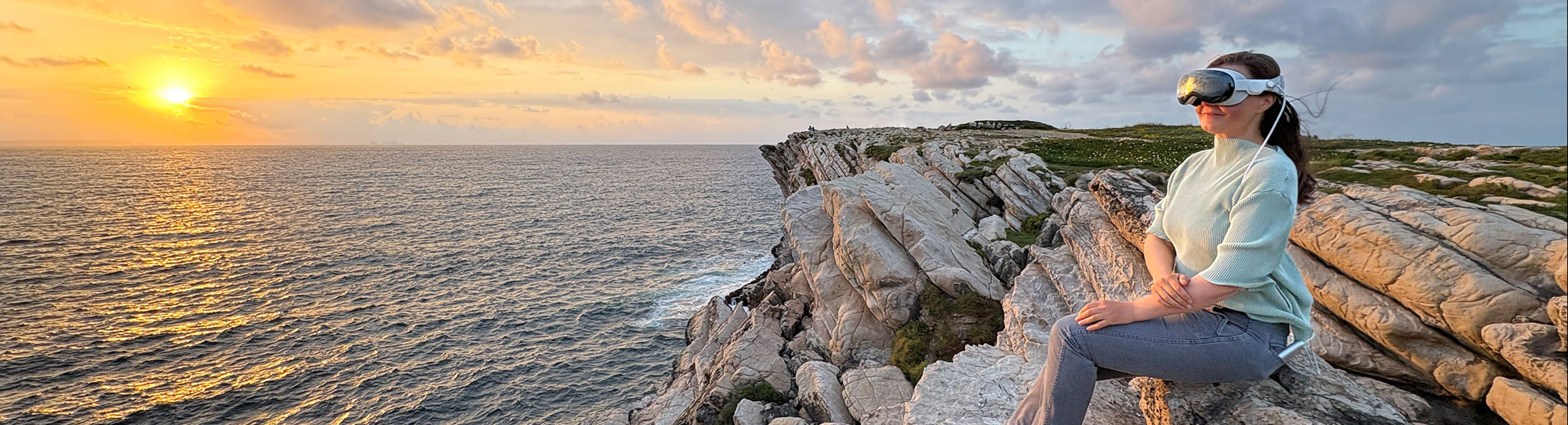 Hochzeitsfilmerin aus Berlin schaut immersives Video einer Hochzeit in Italien am Meer an
