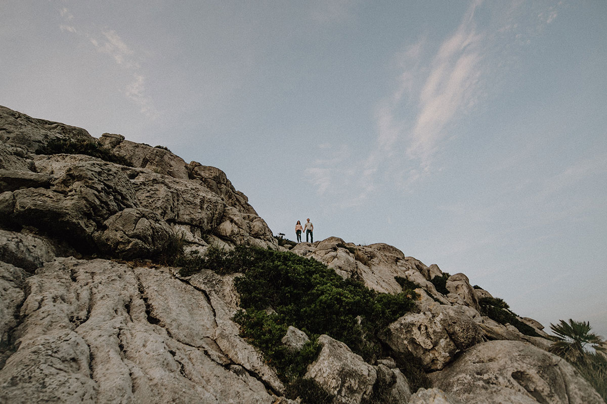 Melanie Meißner und Ehemann Christian gemeinsam auf einem Berggipfel – Symbol für Weitblick und ihre Vision für exklusive Hochzeitsfotos und 3D/VR180-Videoproduktionen.