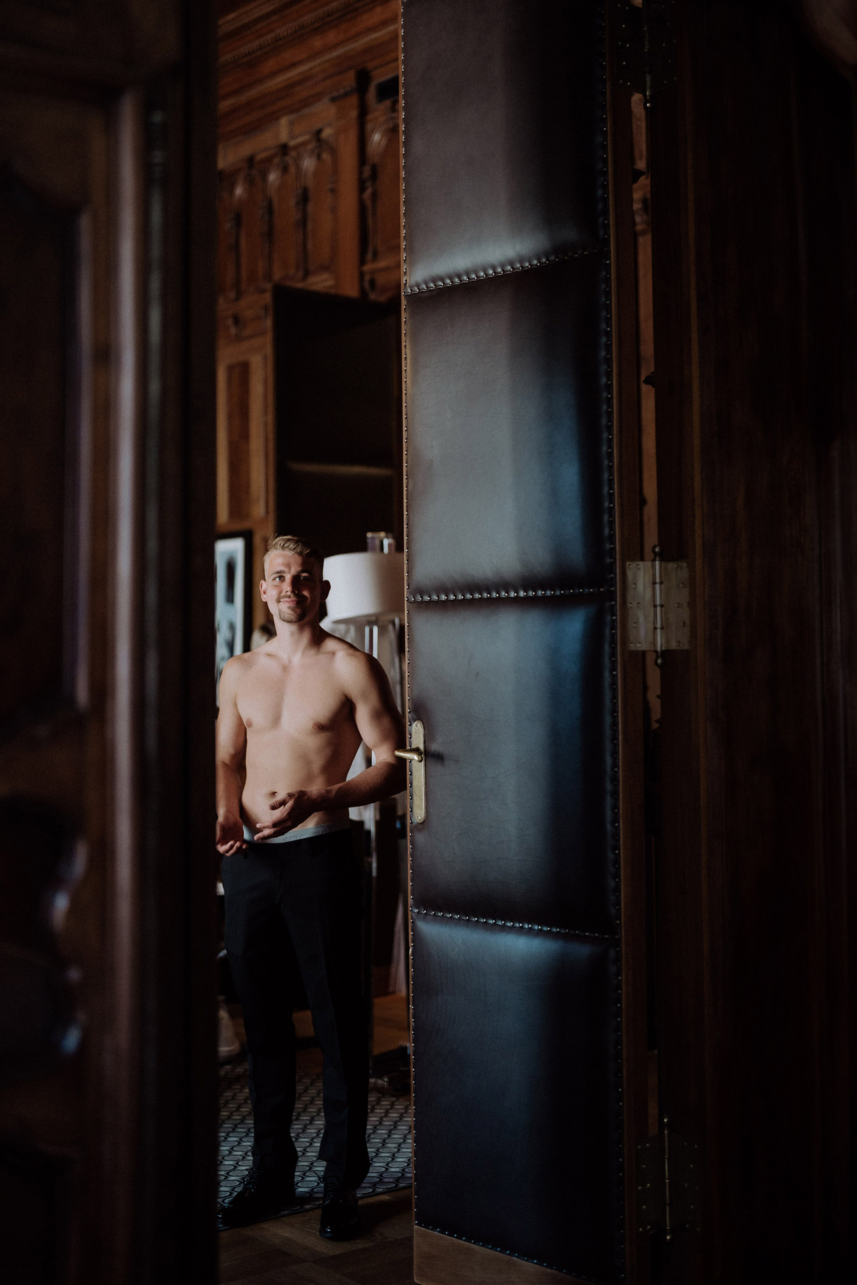 Bankersuite des Hotel de Rome mit Bräutigam beim Getting Ready mit freiem Oberkörper