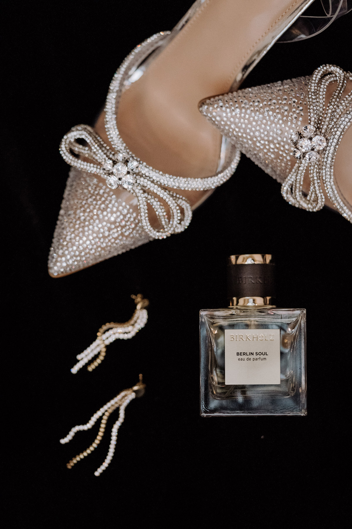 Hochzeitsparfüm Berlin Soul kombiniert mit Brautschuhen und Hochzeitsschmuck