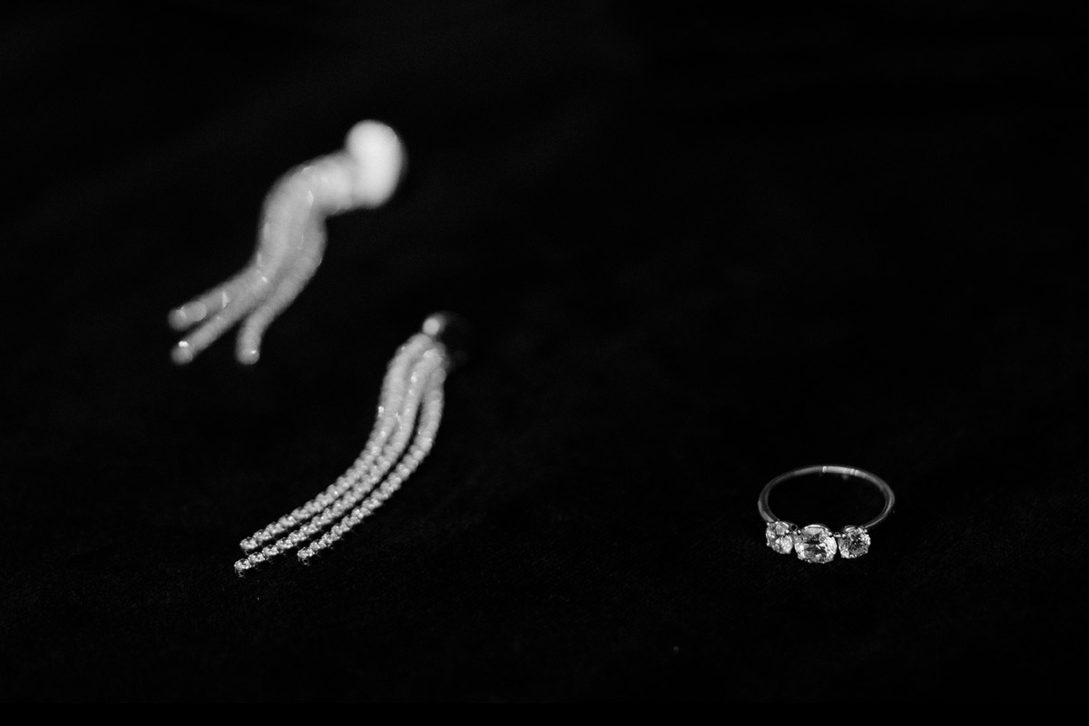 Verlobungsring mit Ohrringen in Schwarz-Weiß