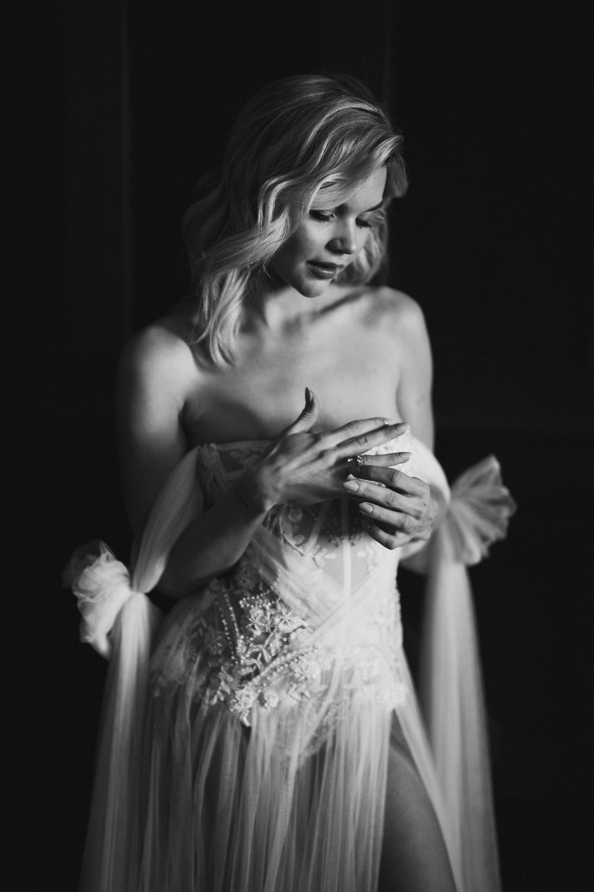 Braut steckt sich beim Getting Ready ihren Verlobungsring wieder auf