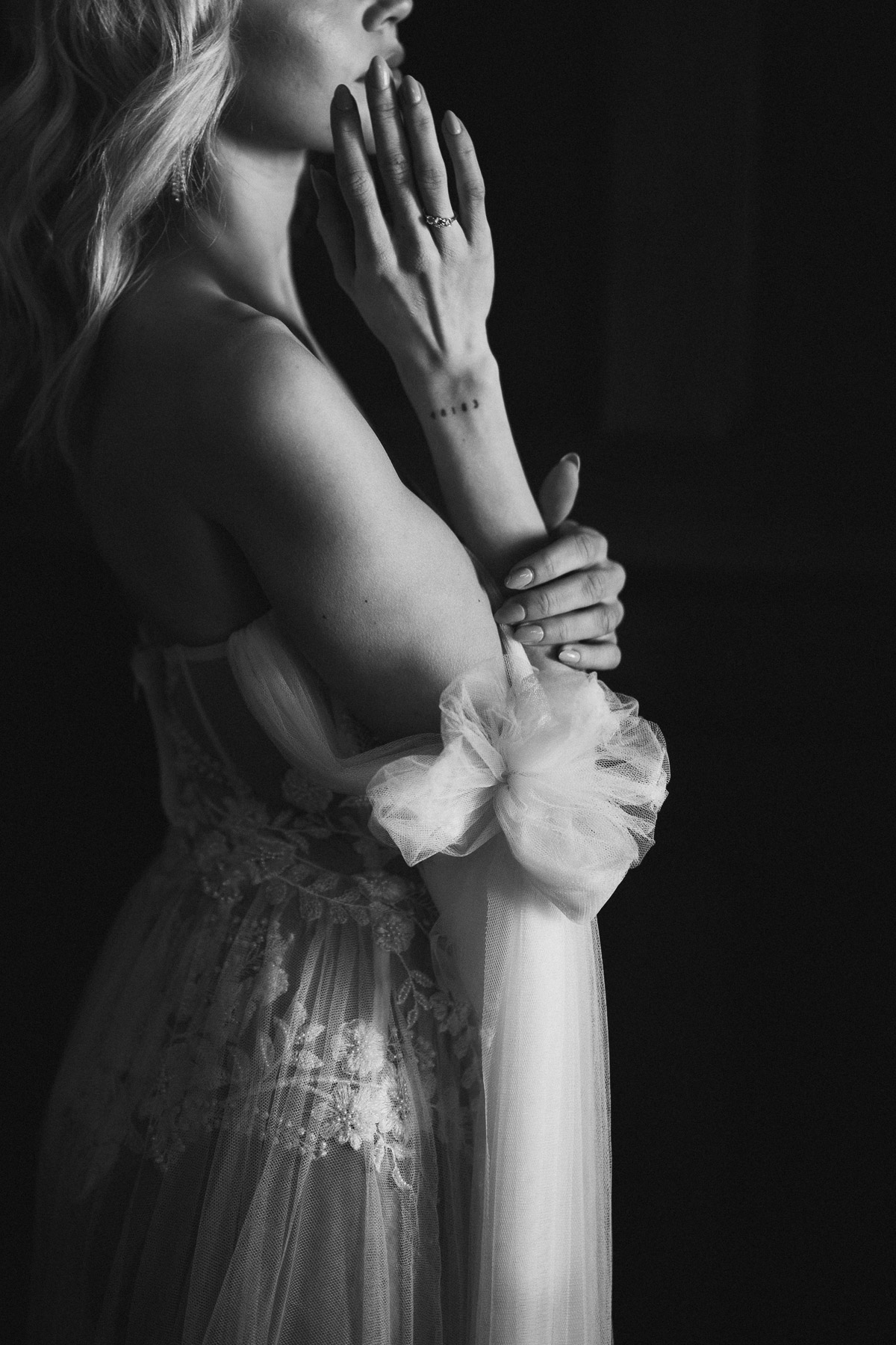 Detail der Ärmel aus Tüllschleifen