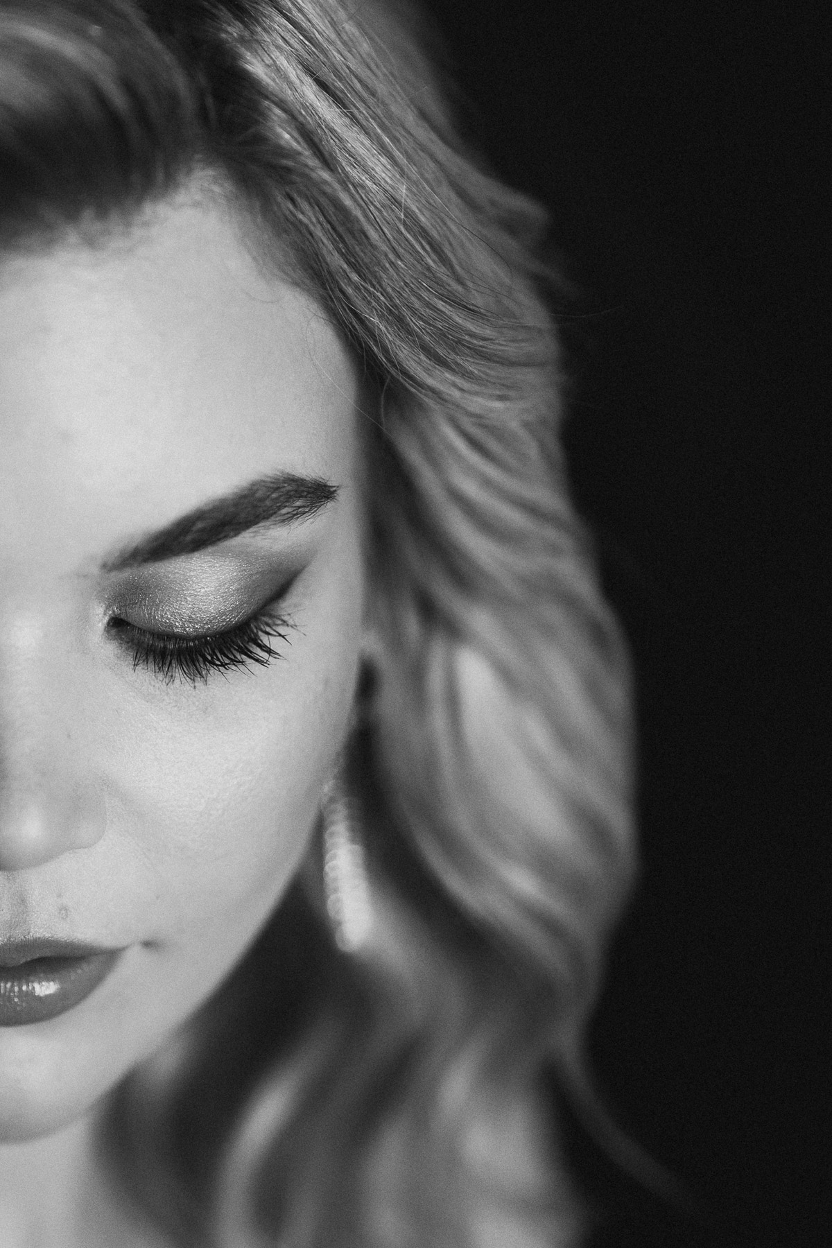 Natürliches und sinnliches Brautmakeup für Bridal Boudoir