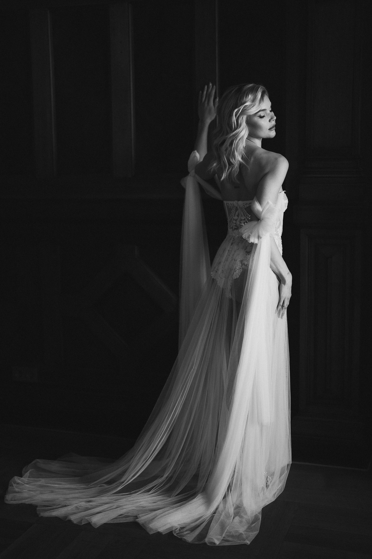 Braut im Ritual Unions Kleid lehnt sinnlich an Wand der Bankersuite, Editorial Hochzeitsfotografie im Hotel de Rome Berlin von Melanie Meißner