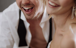 authentische editorial Hochzeitsfotografie Berlin von Melanie Meißner - veröffentlicht in der Vogue: lachendes Brautpaar nach First Look Moment im Hotel de Rome