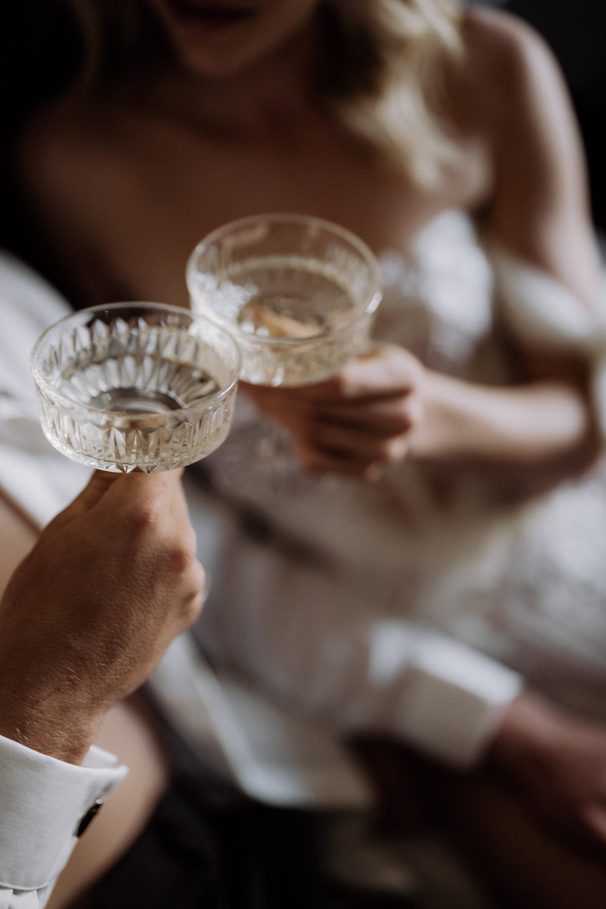 Champagnergläser stoßen an