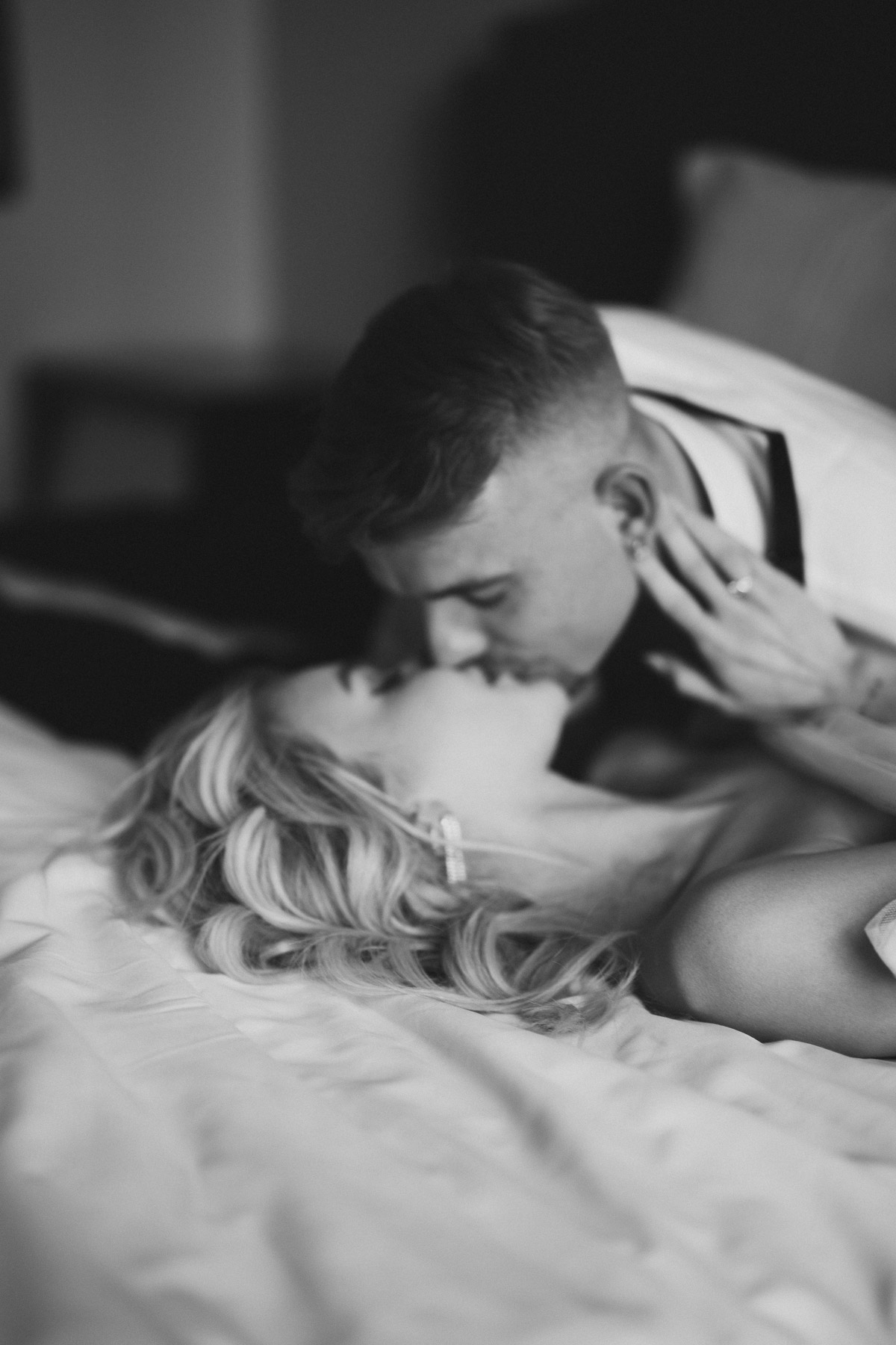 Hochzeitspaar küsst sich in Schwarz-Weiß und Unscharf im Editorial Stil festgehalten