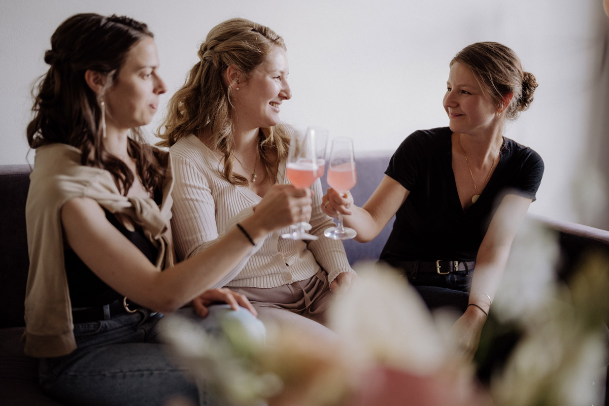 Brautjungfern stoßen beim Getting Ready an