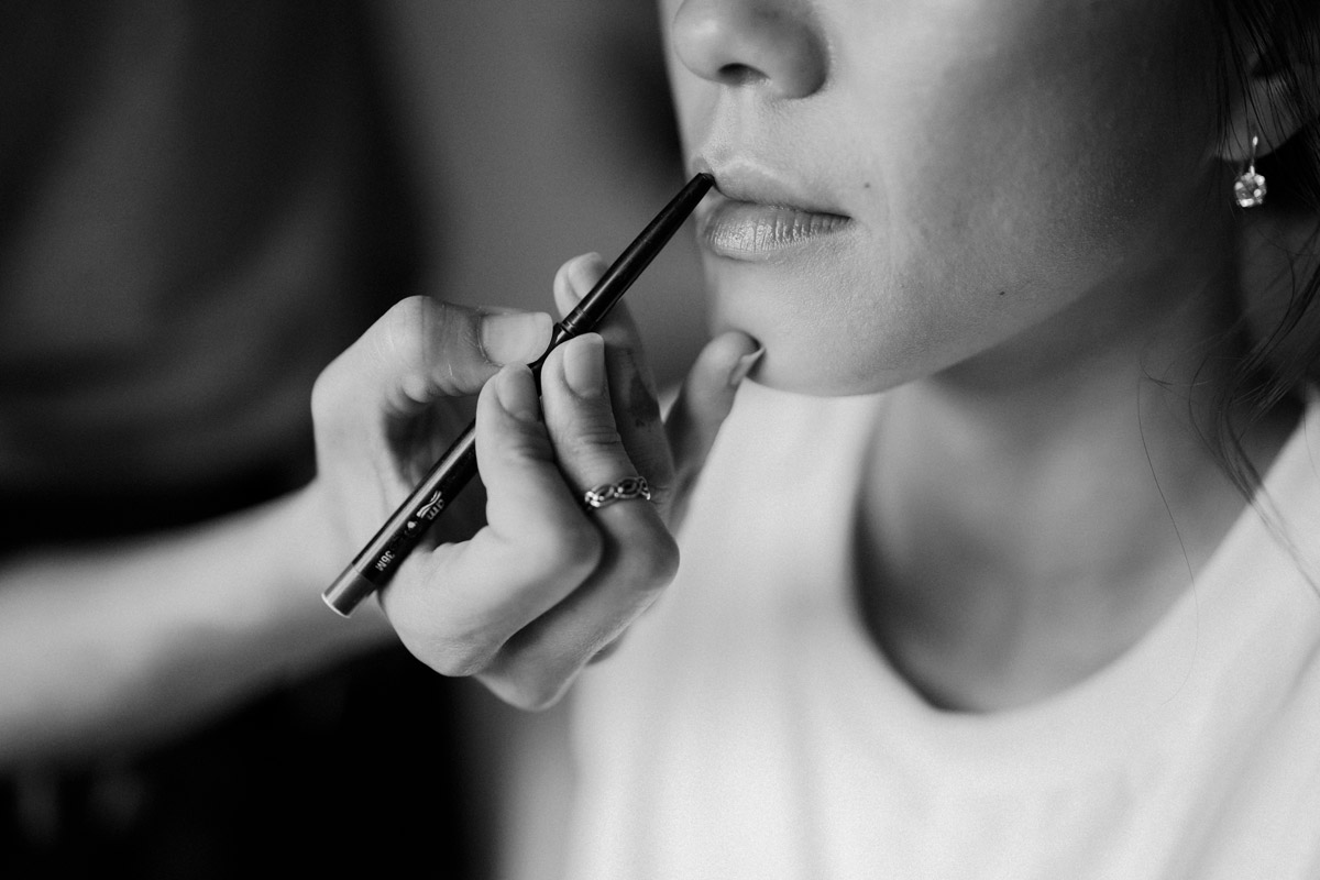 Asiatische Braut erhält natürliches Make-Up