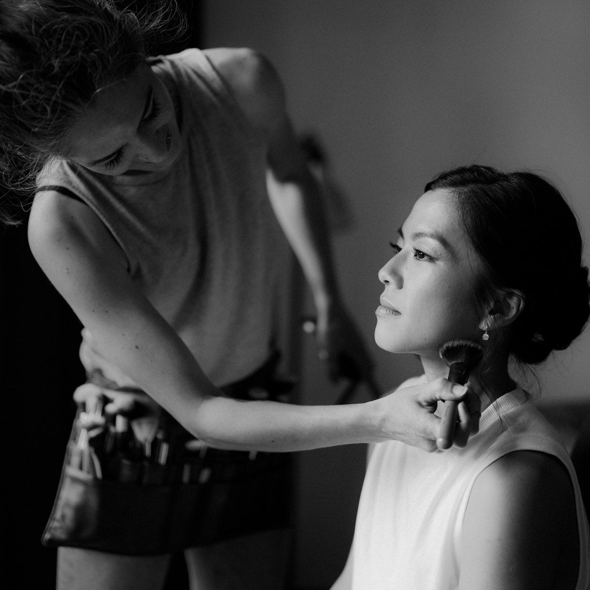 Vietnamesische Braut wird zur Hochzeit geschminkt