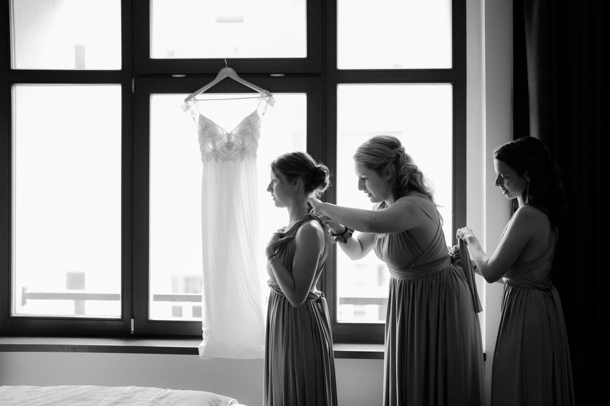 Brautjungfern kleiden sich zur Hochzeit im Hotel Lux Eleven an