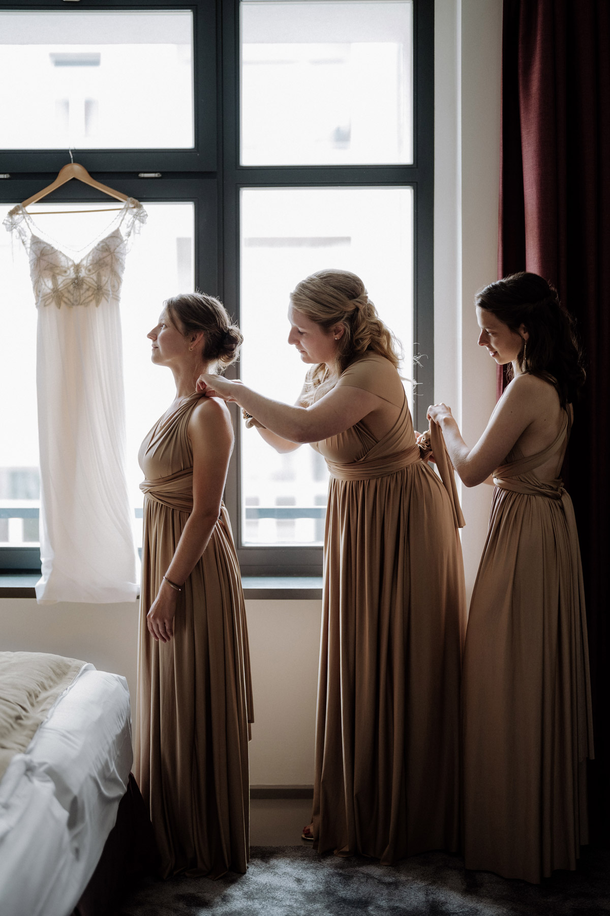 Brautjungfern in beigen Kleidern machen sich zur Hochzeit im Hotel Lux Eleven fertig