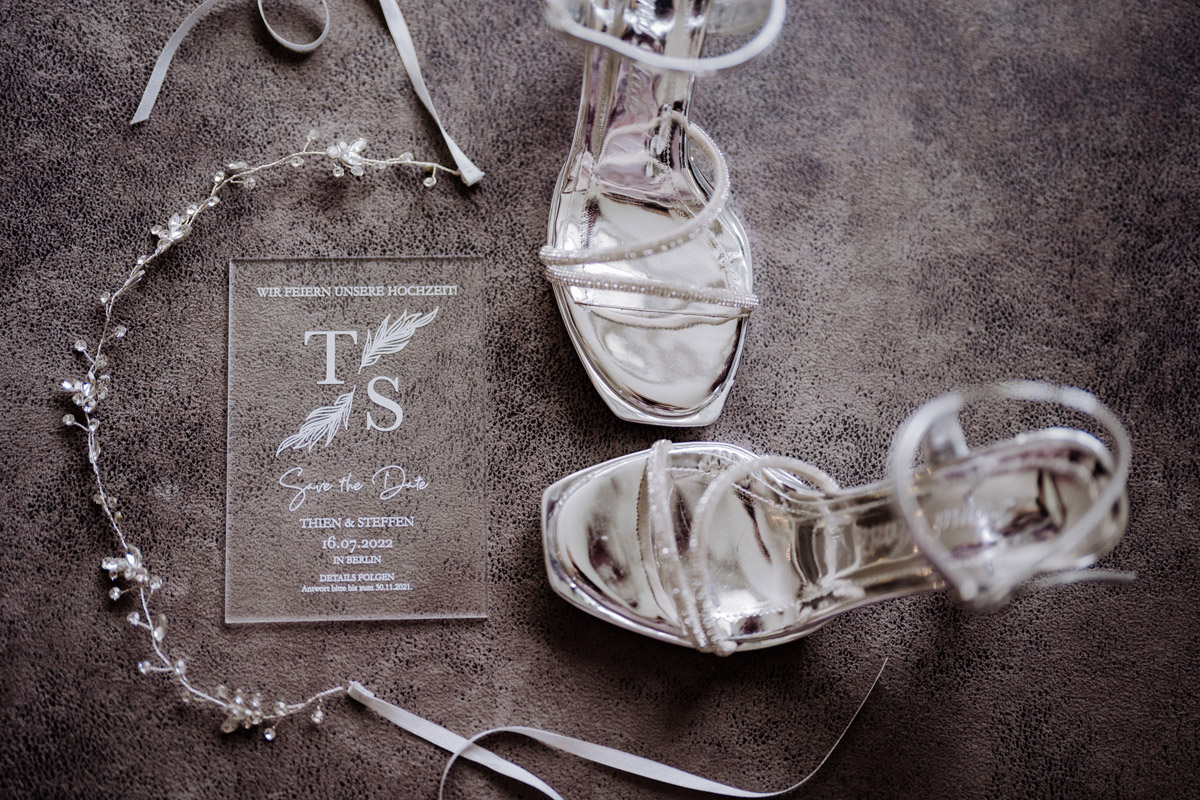 Flat Lay: Brautschuhe und Einladung zur Berlin Hochzeit