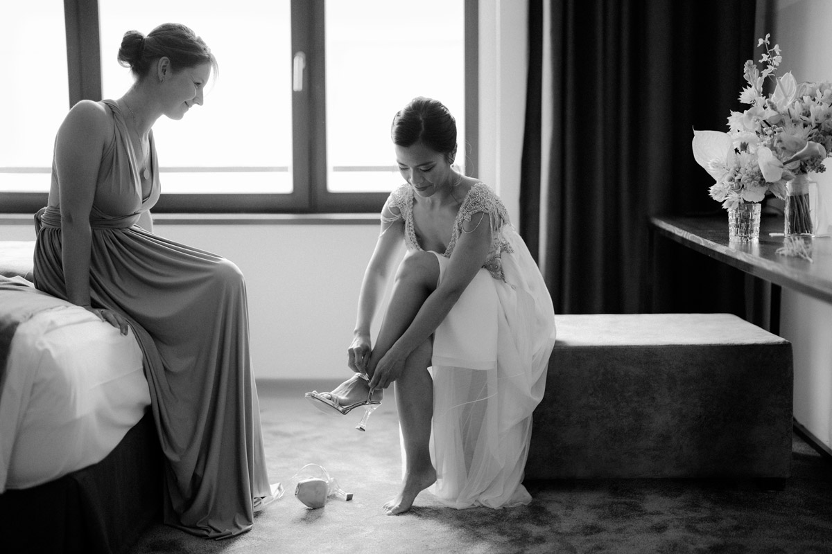 Getting Ready im Hotel Lux Eleven: Braut zieht sich Schuhe an