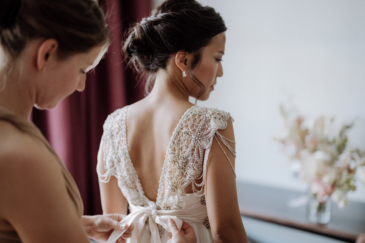 Schleife am Rücken der Braut