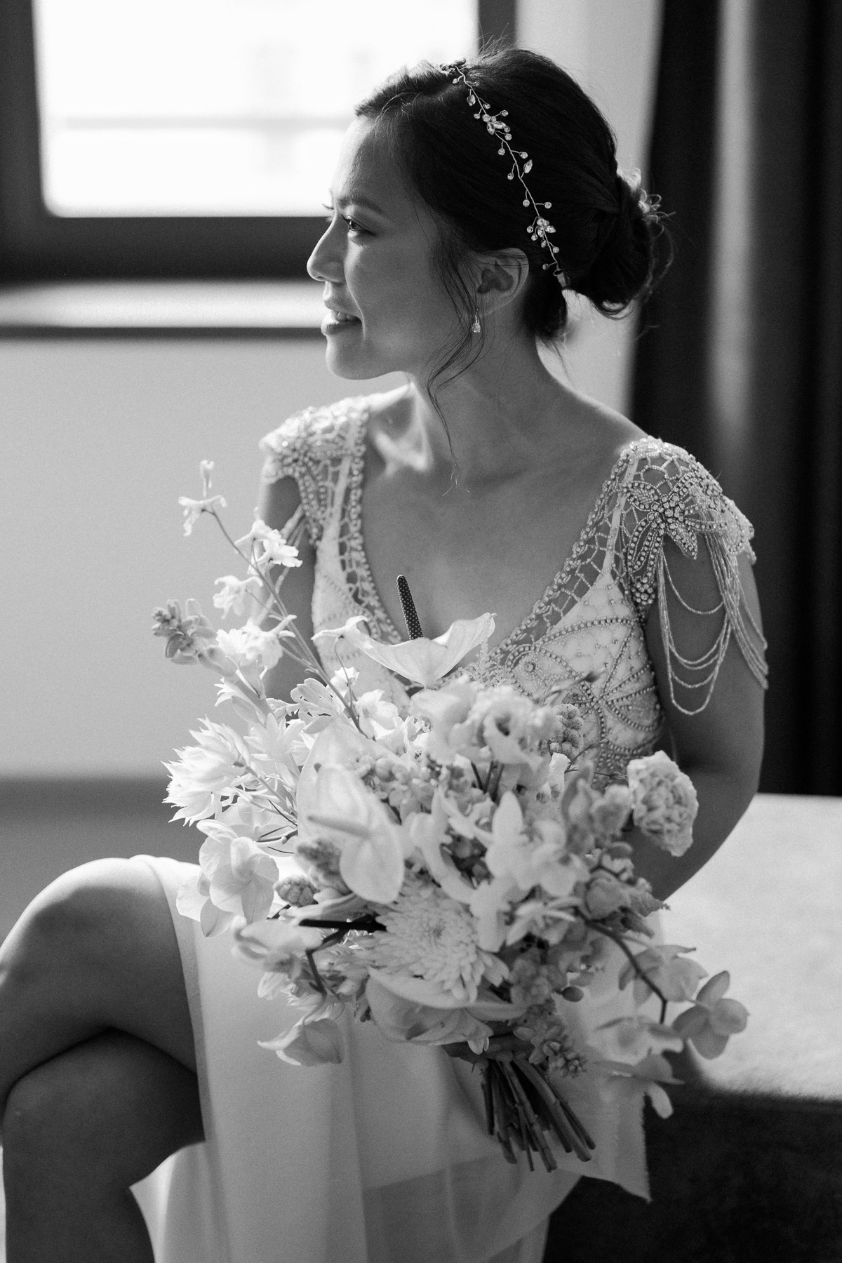 Editorial Brautporträt Berlin: Vietnamesische Braut im Second-Hand Standesamt-Outfit mit Vintage-Details – Bridal Fashion Inspiration in Schwarz-Weiß