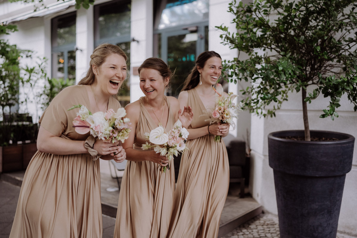 Brautjungfern lachen vor Hotel Lux Eleven in Berlin Mitte