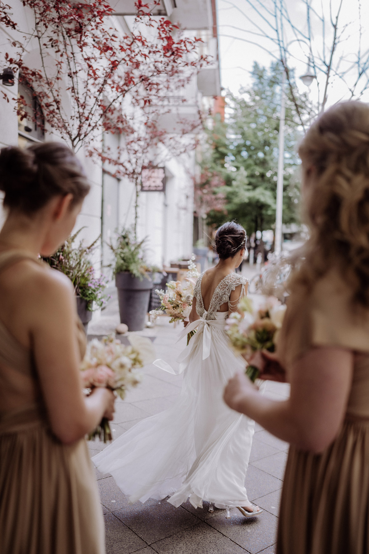 First Look mit Brautjungfern: Braut dreht sich