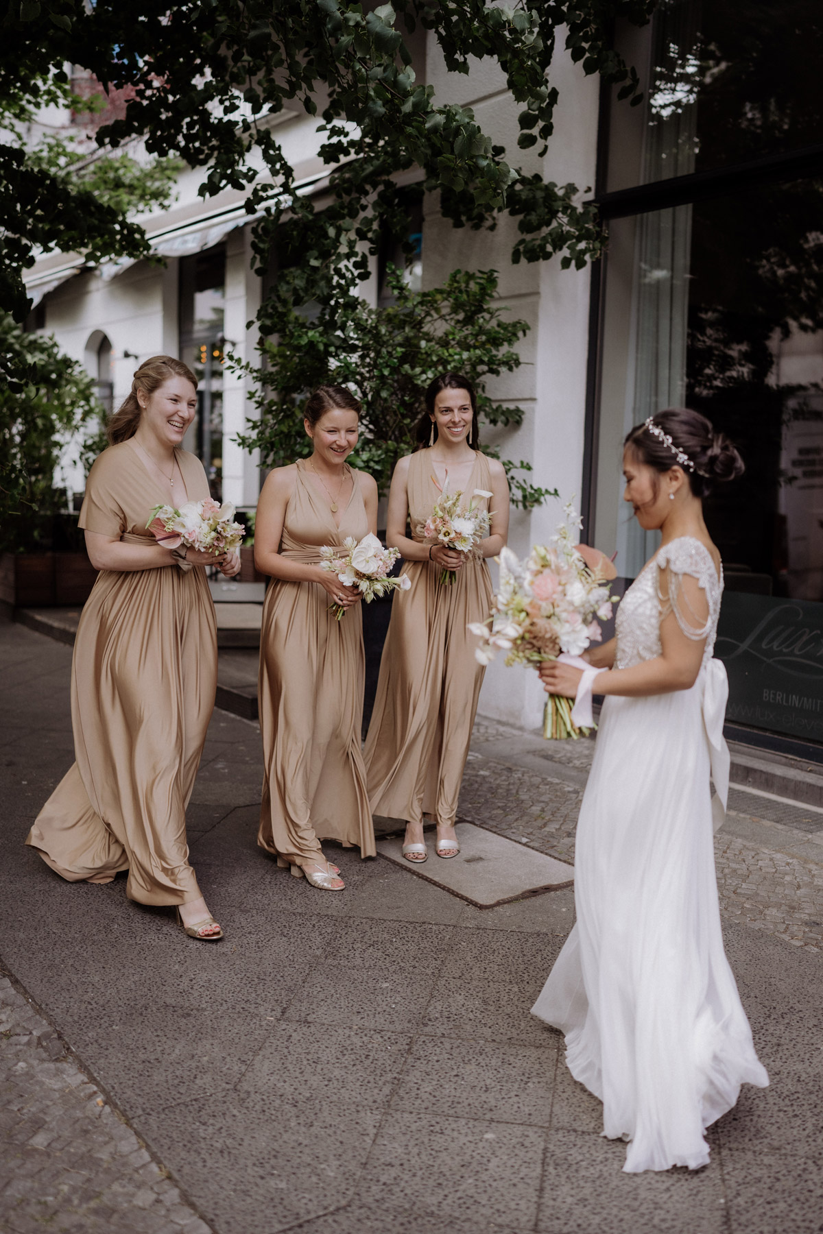 First Look mit Brautjungfern und Braut vor Hotel Lux Eleven in Berlin Mitte