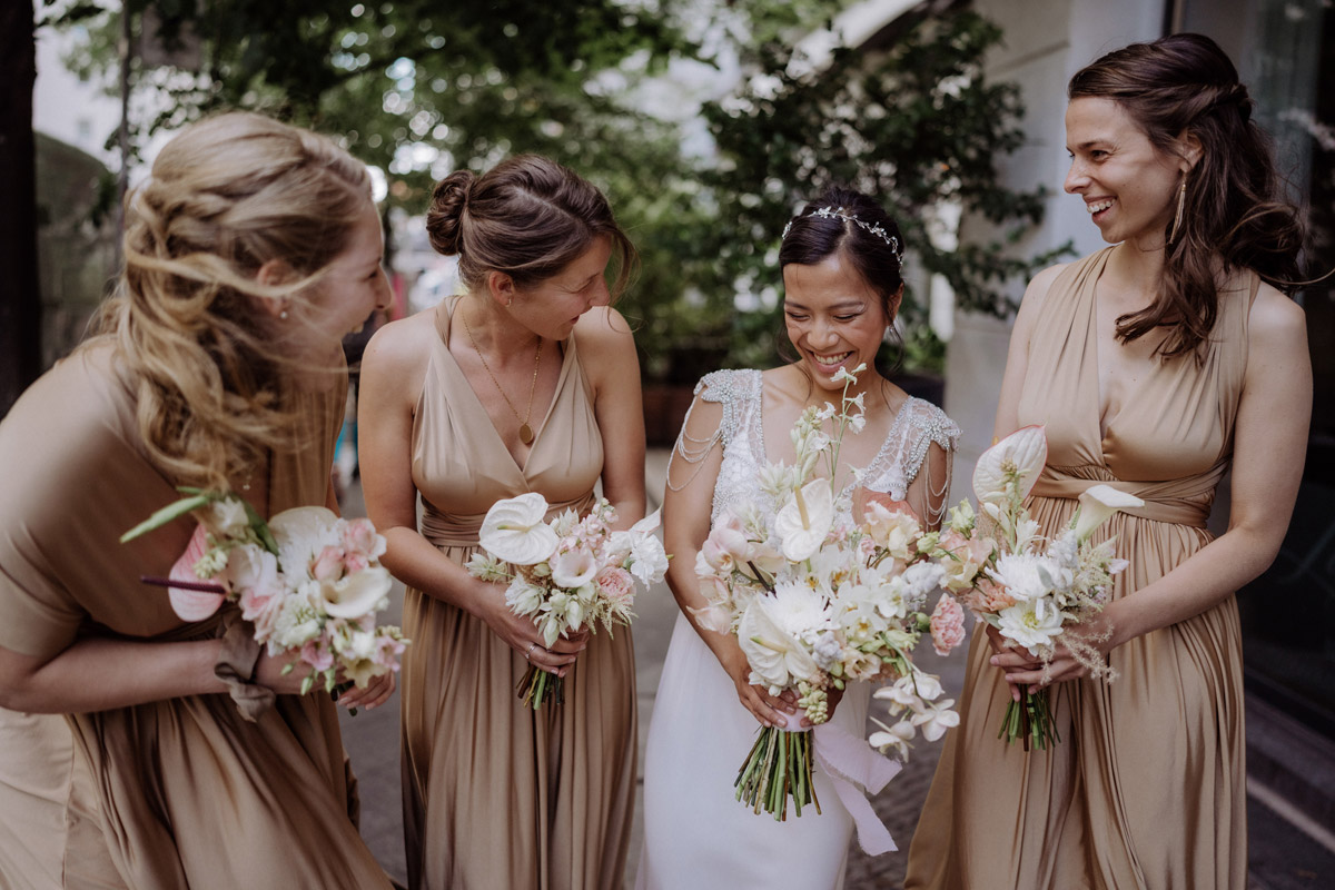 Brautjungfern und Braut lachen