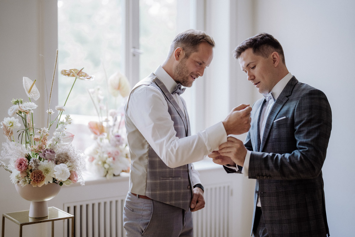 Getting Ready Bräutigam mit Trauzeugen im Festsaal Schloss Biesdorf