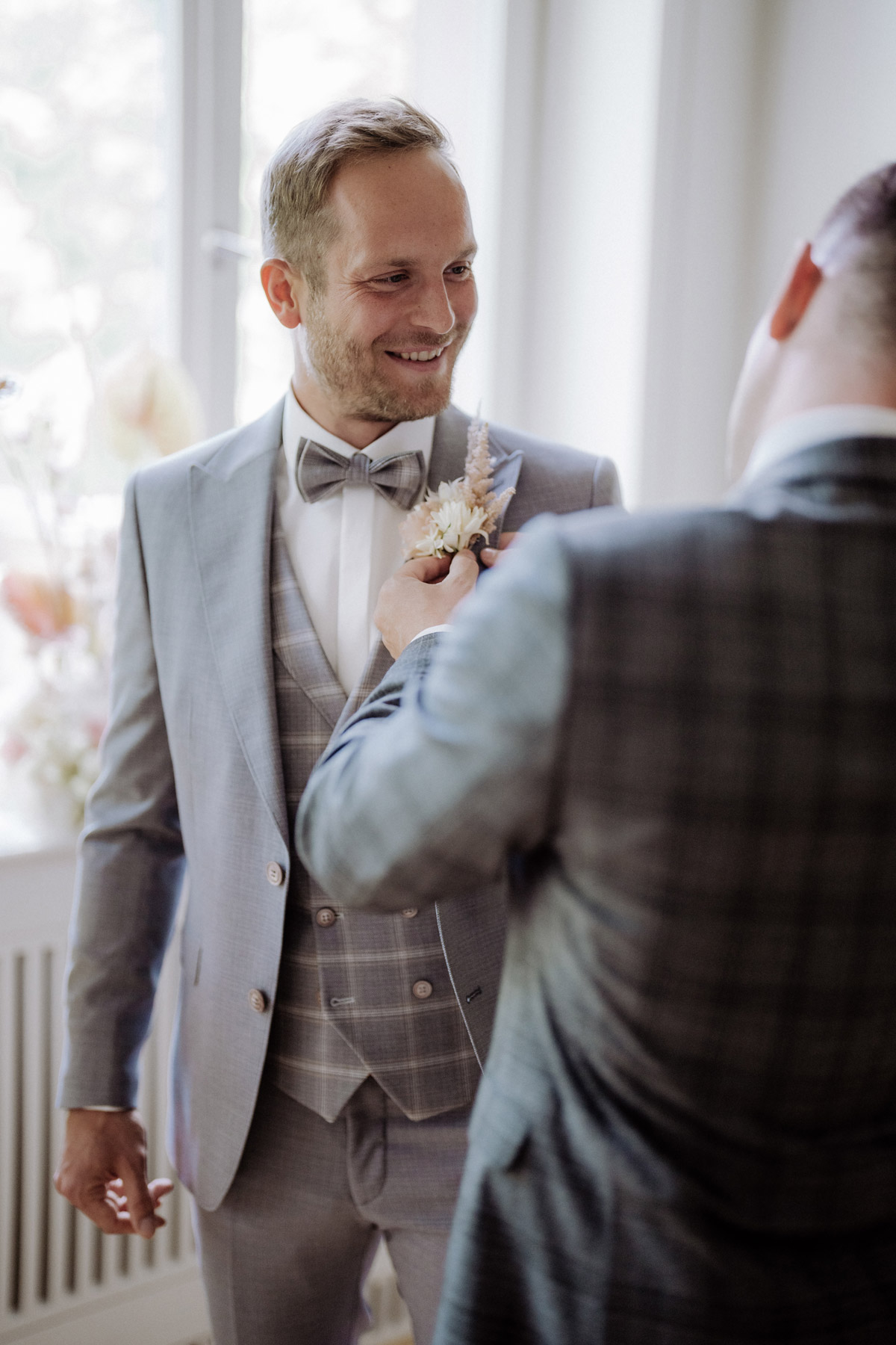 Bräutigam lacht Trauzeugen an