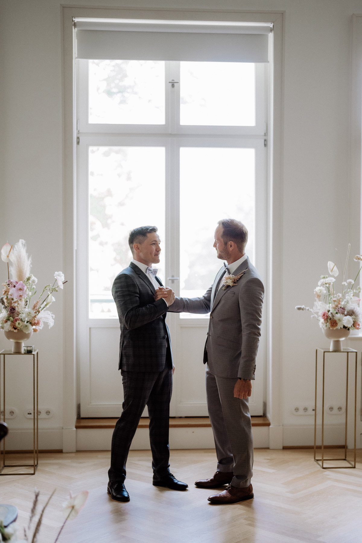 Bräutigam und Trauzeuge umarmen sich