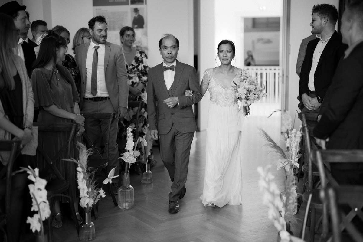 Braut zieht mit Vater zur freien Trauung ein