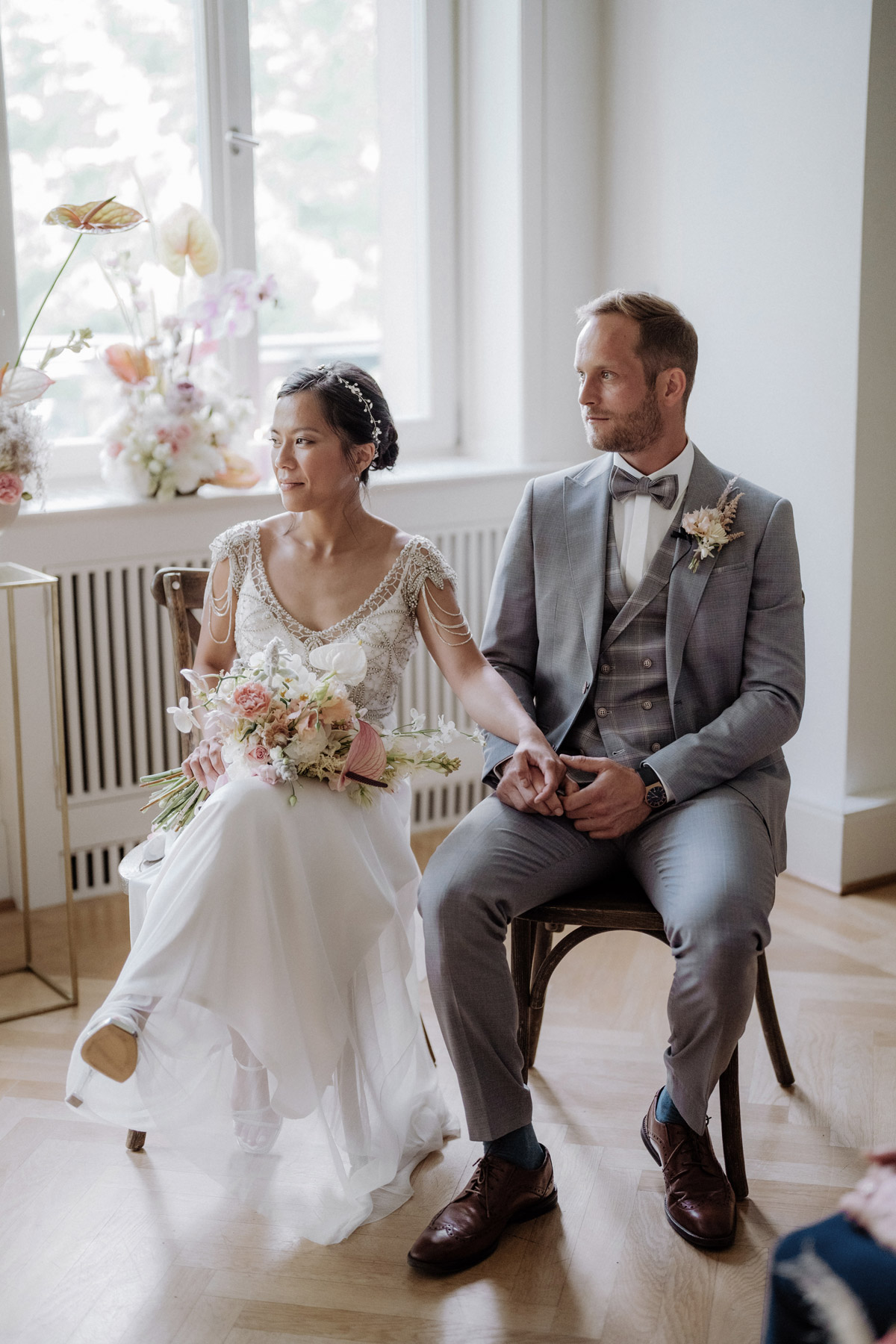 Brautpaar sitzt zur freien Trauung im Schloss Biesdorf Berlin