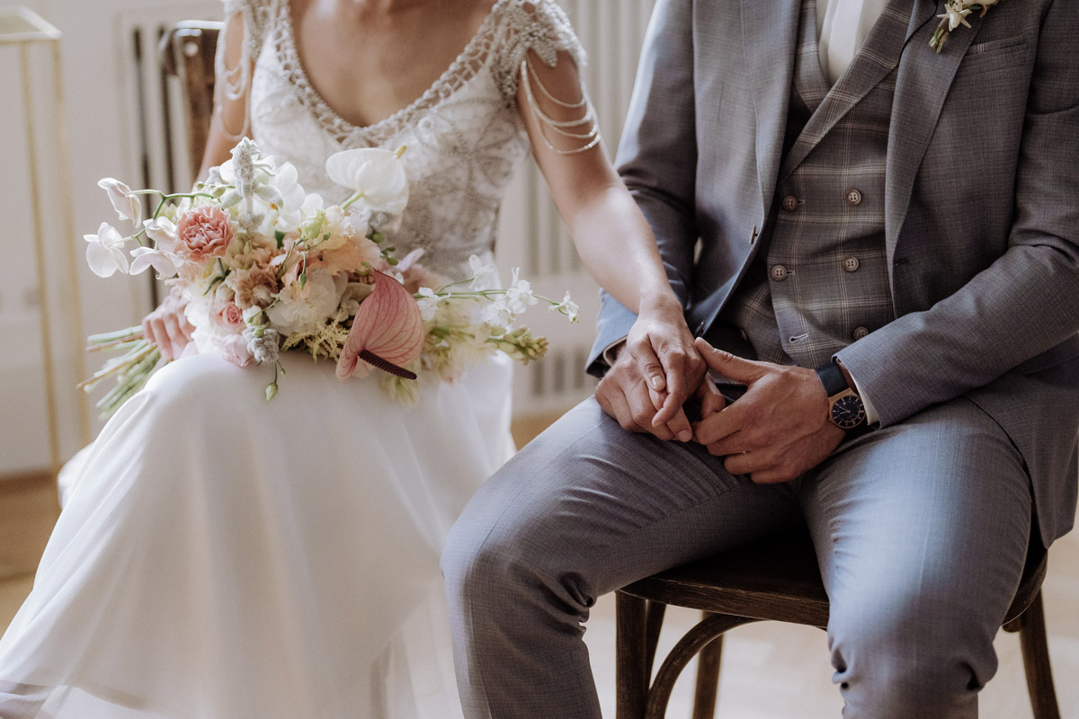 Detailaufnahme Brautstrauß und Hände Hochzeitspaar