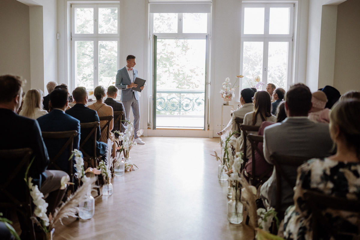 Übersichtsaufnahme Festsaal freie Trauung Schloss Biesdorf mit freien Trauredner Ulrich Knieknecht JaSager Berlin