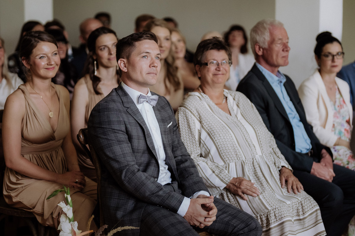 Gäste verfolgen freie Trauung