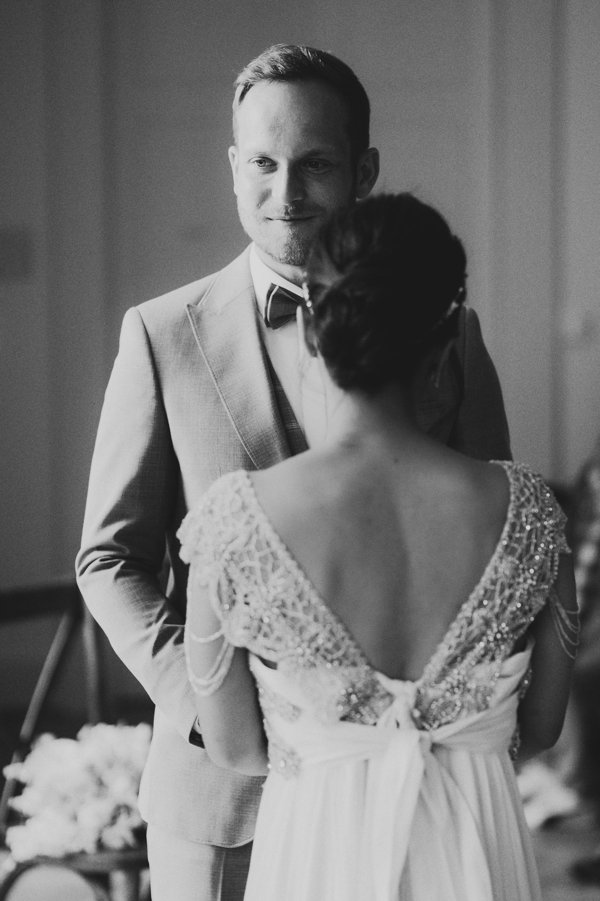 Bräutigam schaut gerührt bei freier Trauung im Schloss Biesdorf Berlin