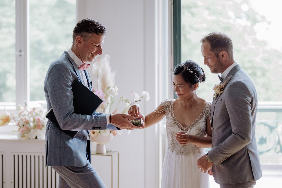 Trauredner Ulrich Knieknecht JaSager Berlin überreicht dem Paar die Eheringe