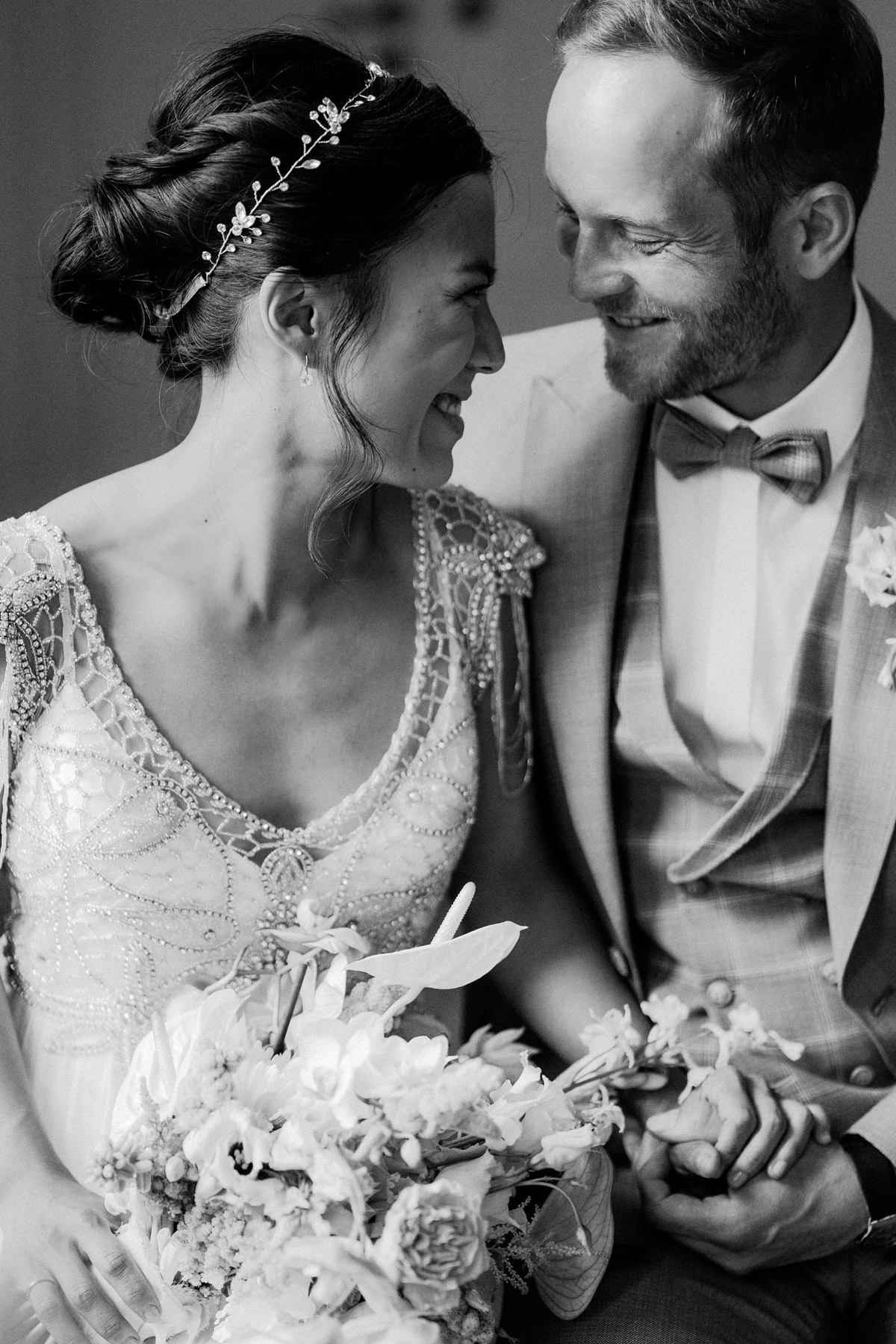 Schloss Berlin Hochzeit: Brautpaar schaut sich glücklich an - Schwarz-Weiß-Foto