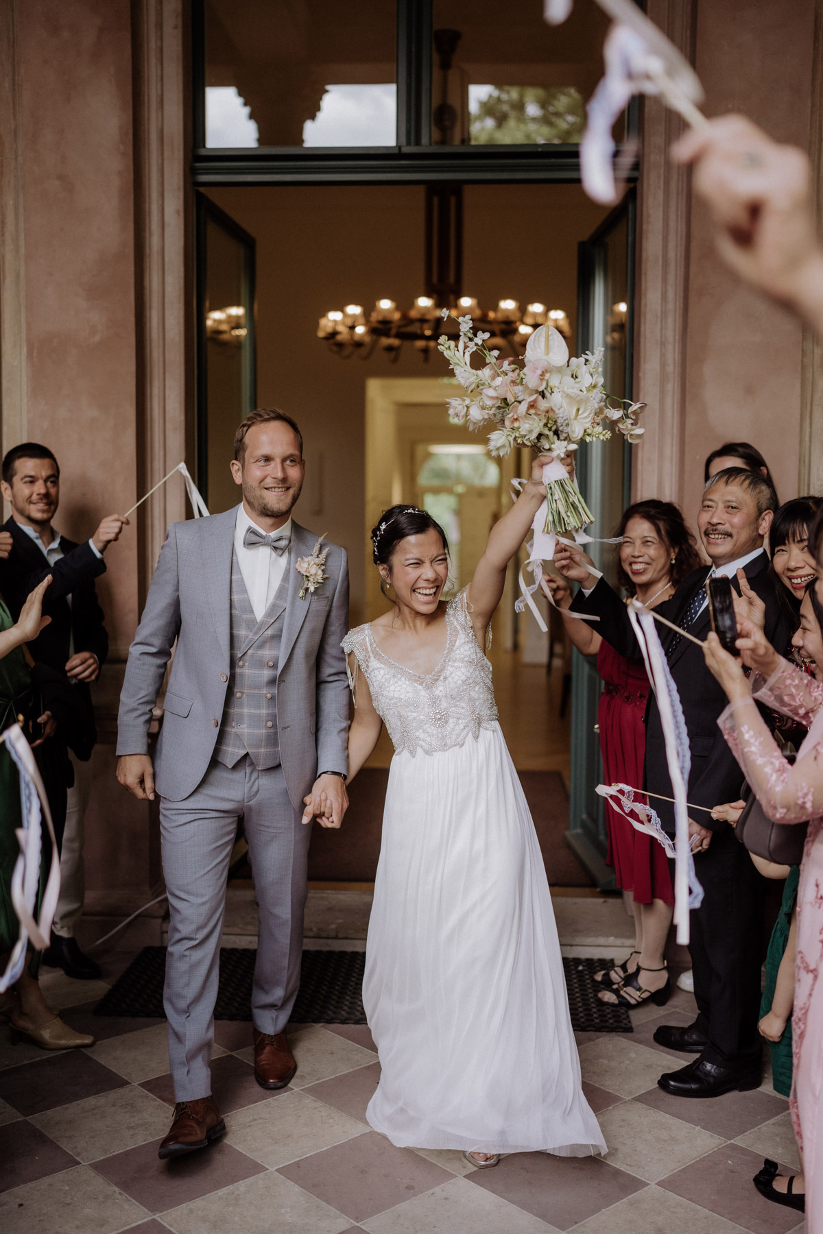 Nachhaltiger Hochzeitsauszug mit Wedding Wands vor Schloss Biesdorf – Hochzeitsreportage Berlin