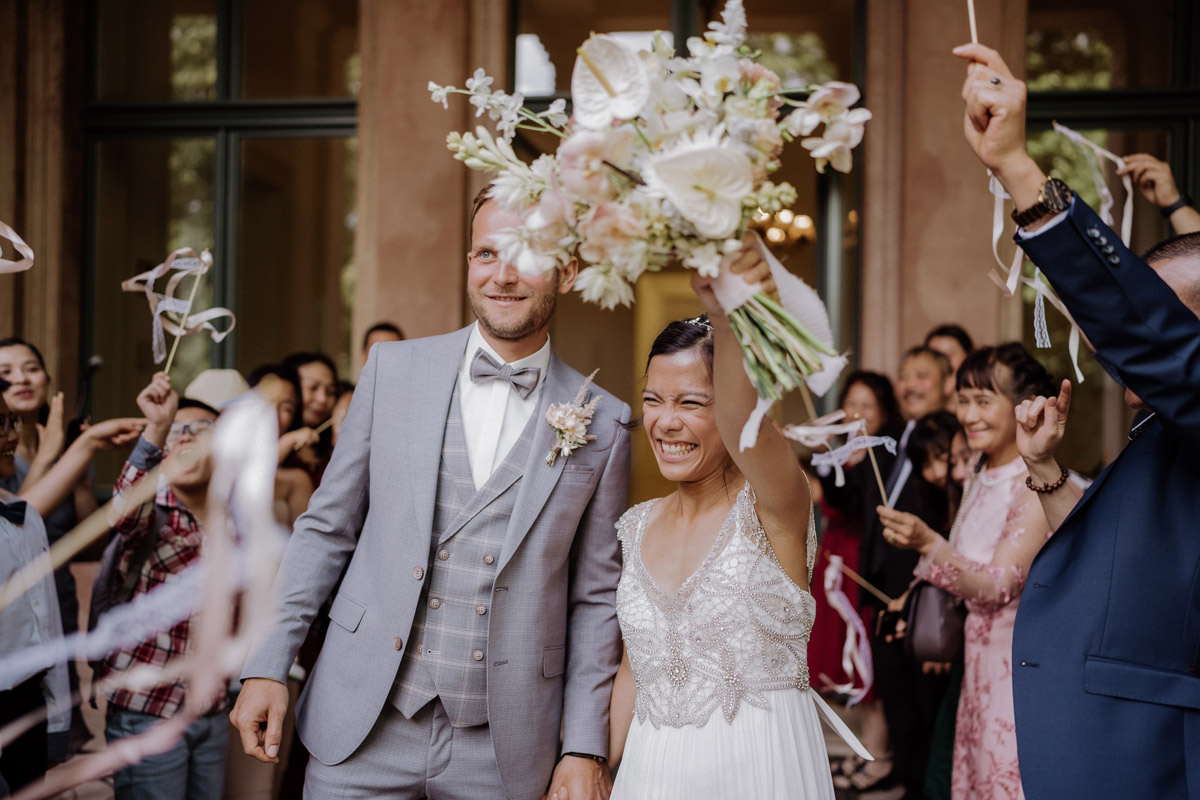 Hochzeitsreportage Berlin: nachhaltiger Hochzeitsauszug mit Wedding Wands vor Schloss Biesdorf
