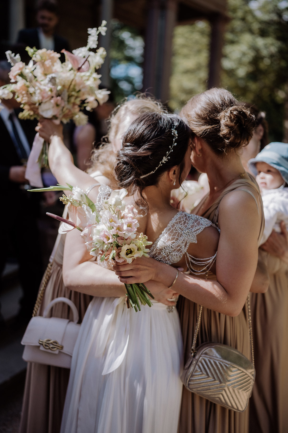 Braut lässt sich von Brautjungfern feiern