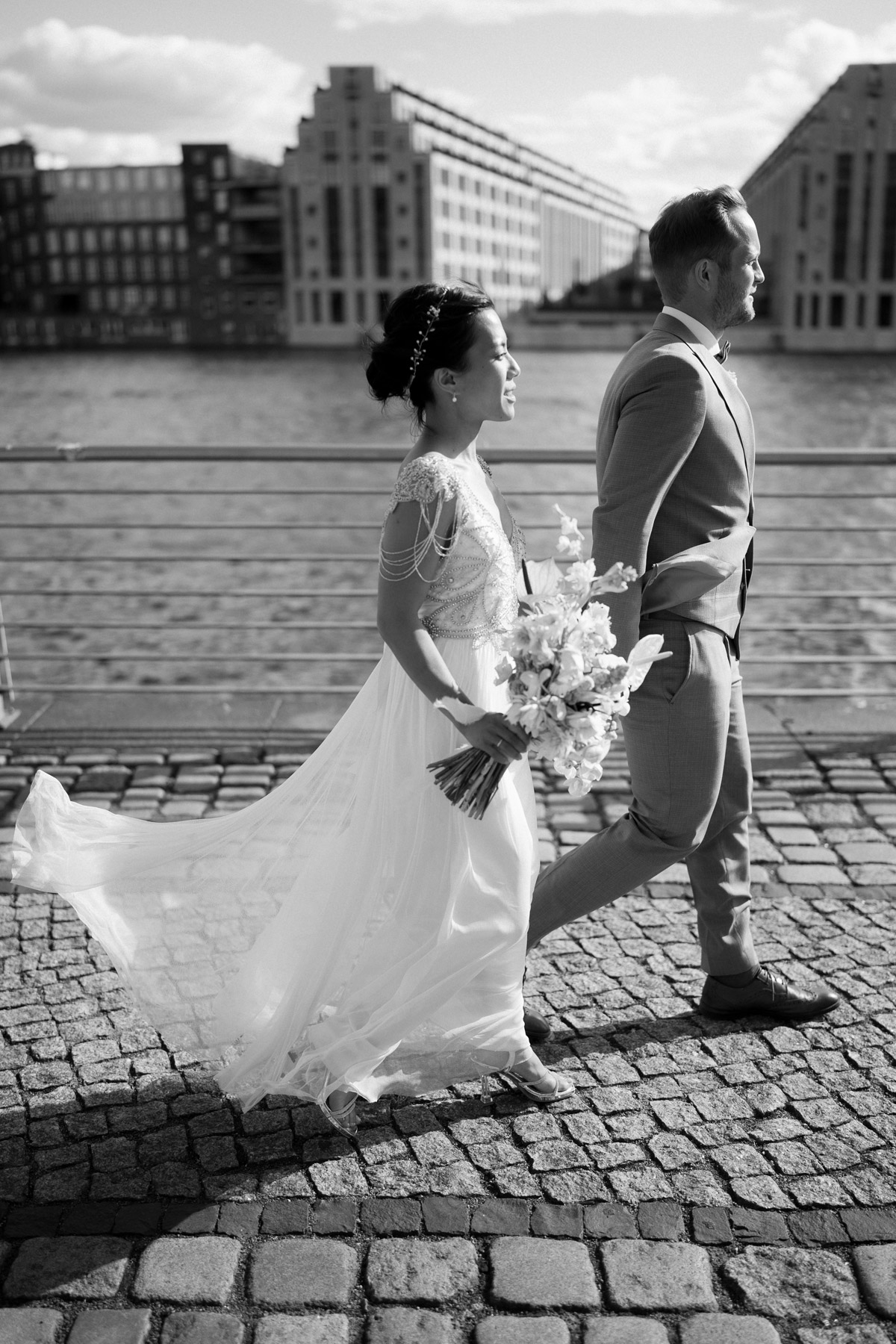 Brautpaar läuft an Berliner Spree im Fashion-Look - Schwarz-Weiß-Hochzeitsfoto