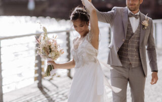 Authentische Hochzeitsreportage Berlin: Brautpaar tanzt vor Oberbaumbrücke – High-End-Qualität trotz kranker Hochzeitsfotografin