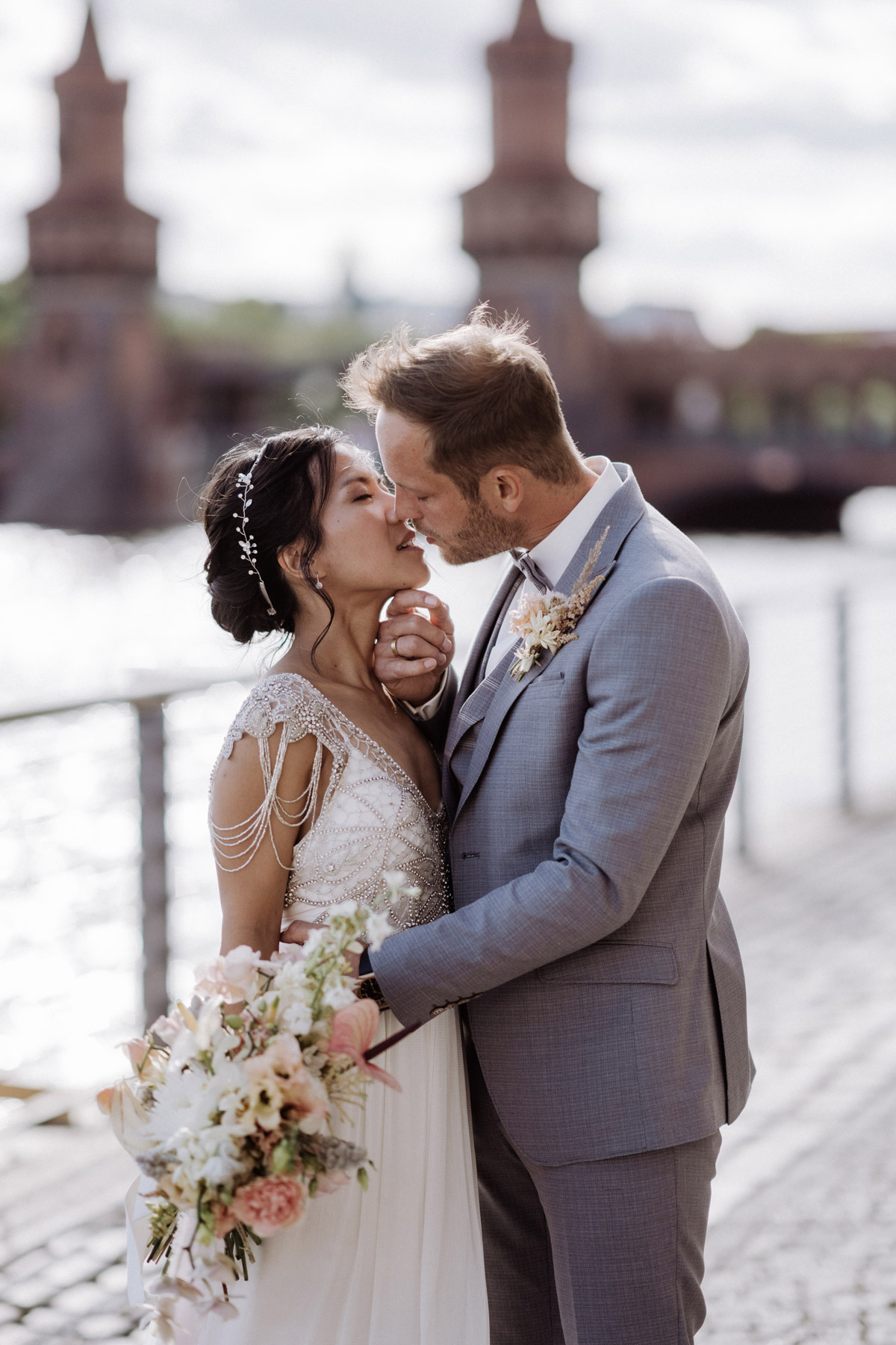 heimlichTreu Berlin Hochzeit Fotoshooting: Paar küsst sich vor Oberbaumbrücke