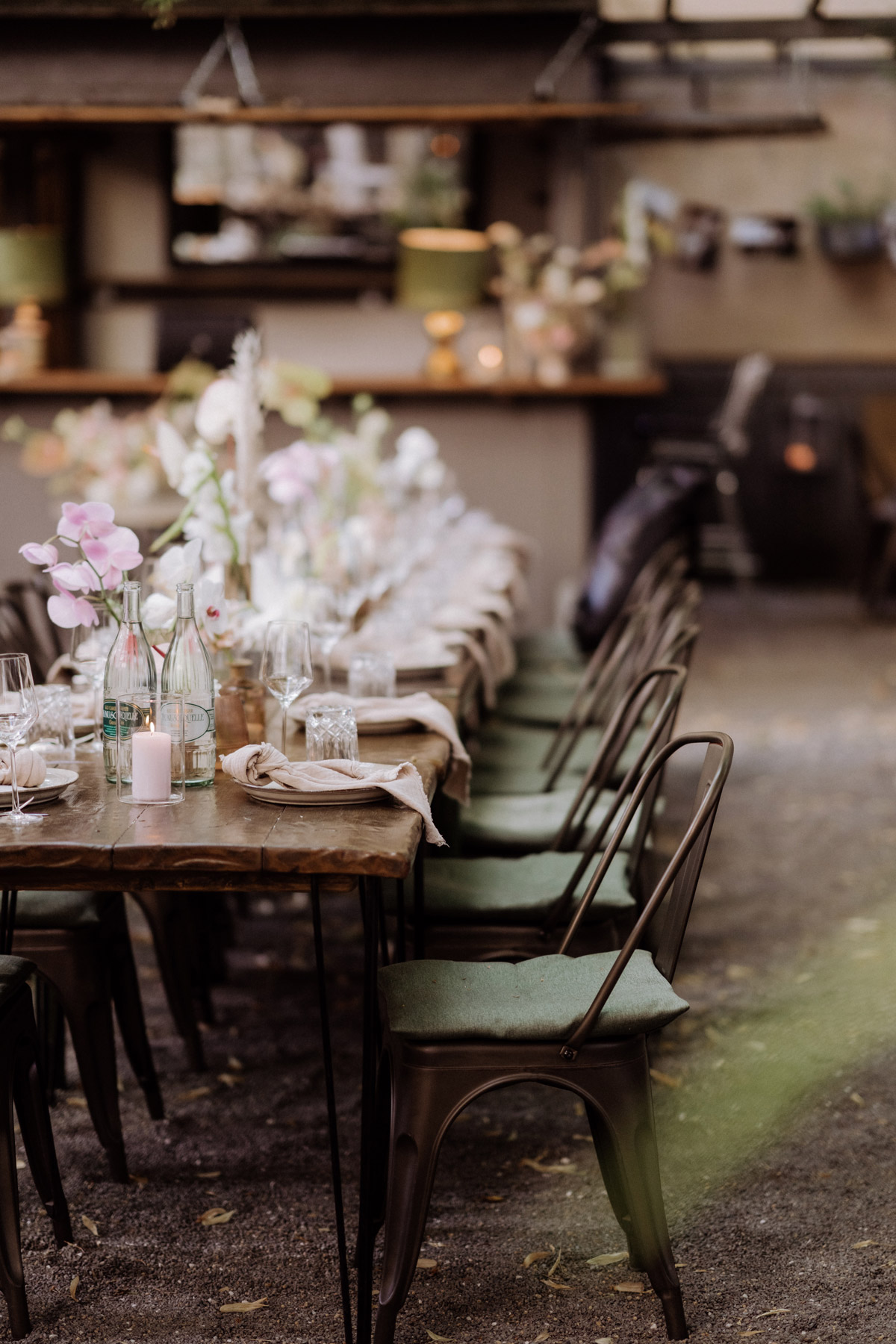 Hochzeitstisch im Innenhof Garten vom heimlichTreu Berlin