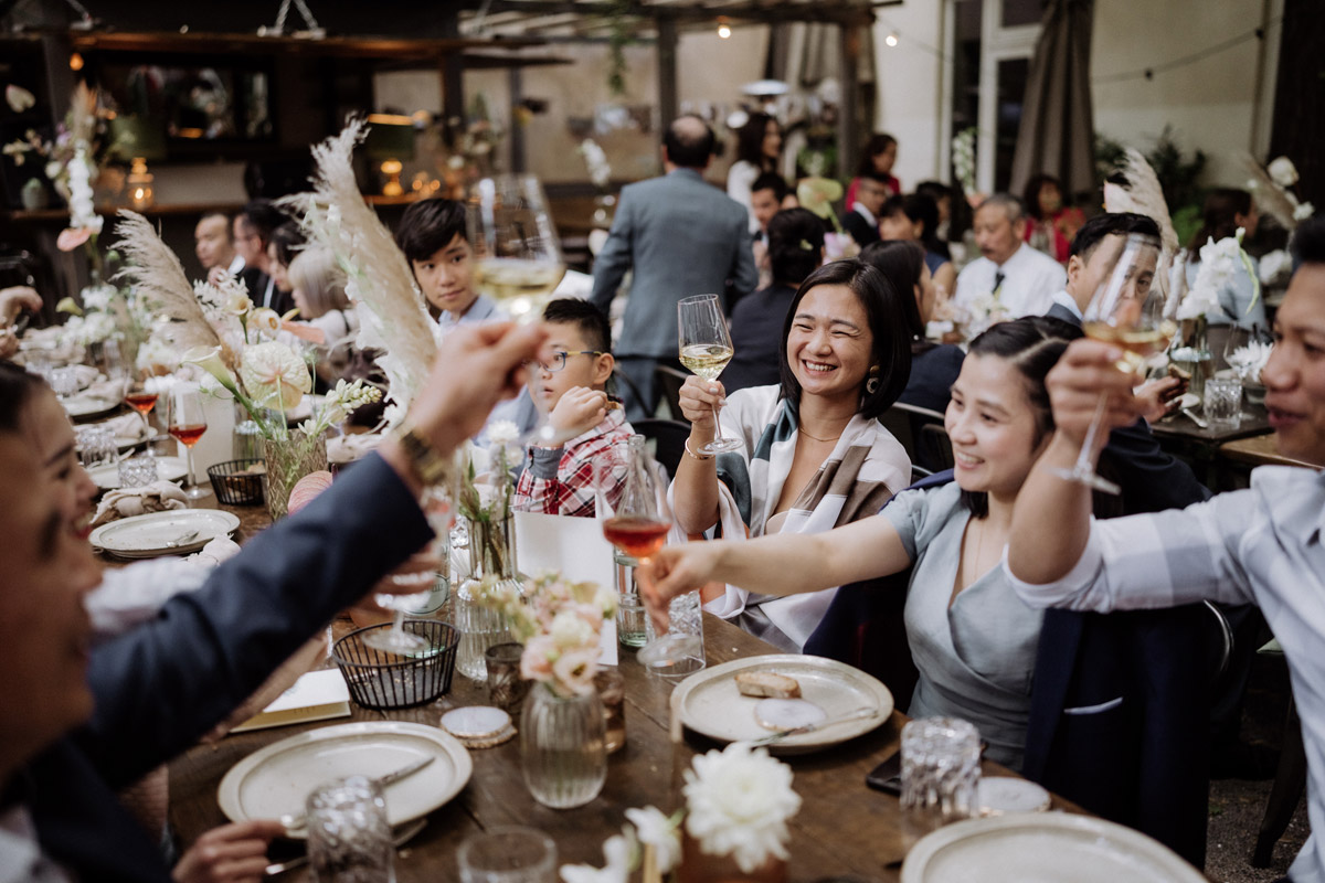 Gäste feiern im Hinterhof Restaurant Berlin heimlichTreu