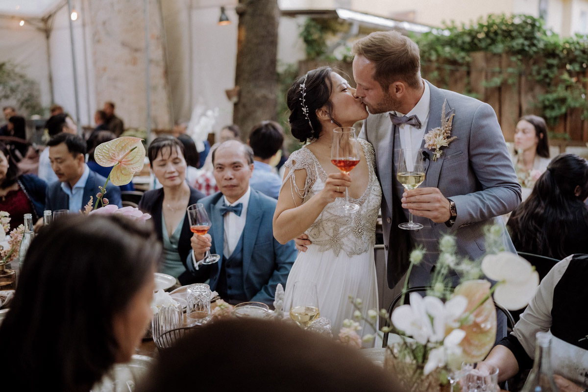 Hochzeitsfeier im Garten Restaurant heimlichTreu Berlin mit Brautpaar