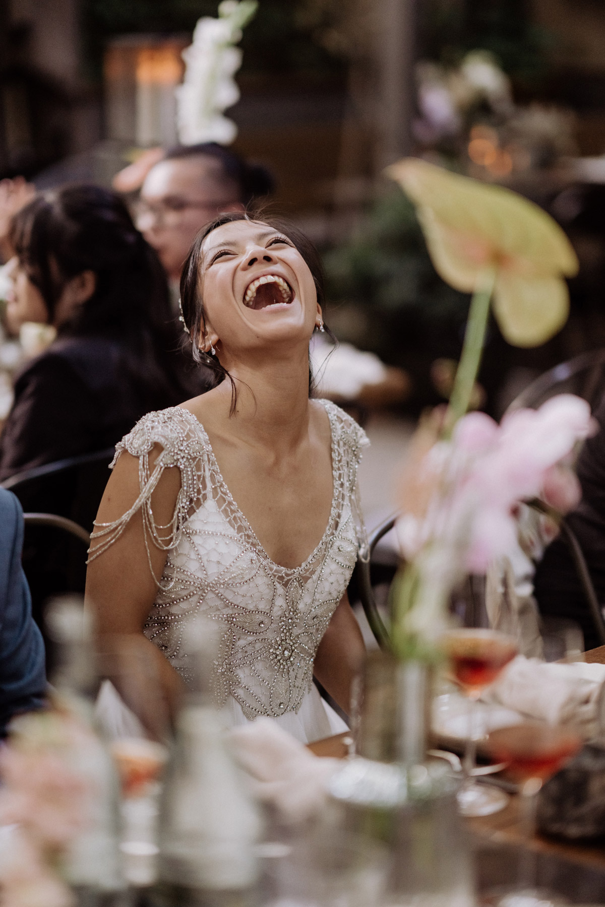 glückliche Braut lacht bei Berlin Hochzeit im Restaurant - emotionaler Hochzeitsmoment für Foto und Video