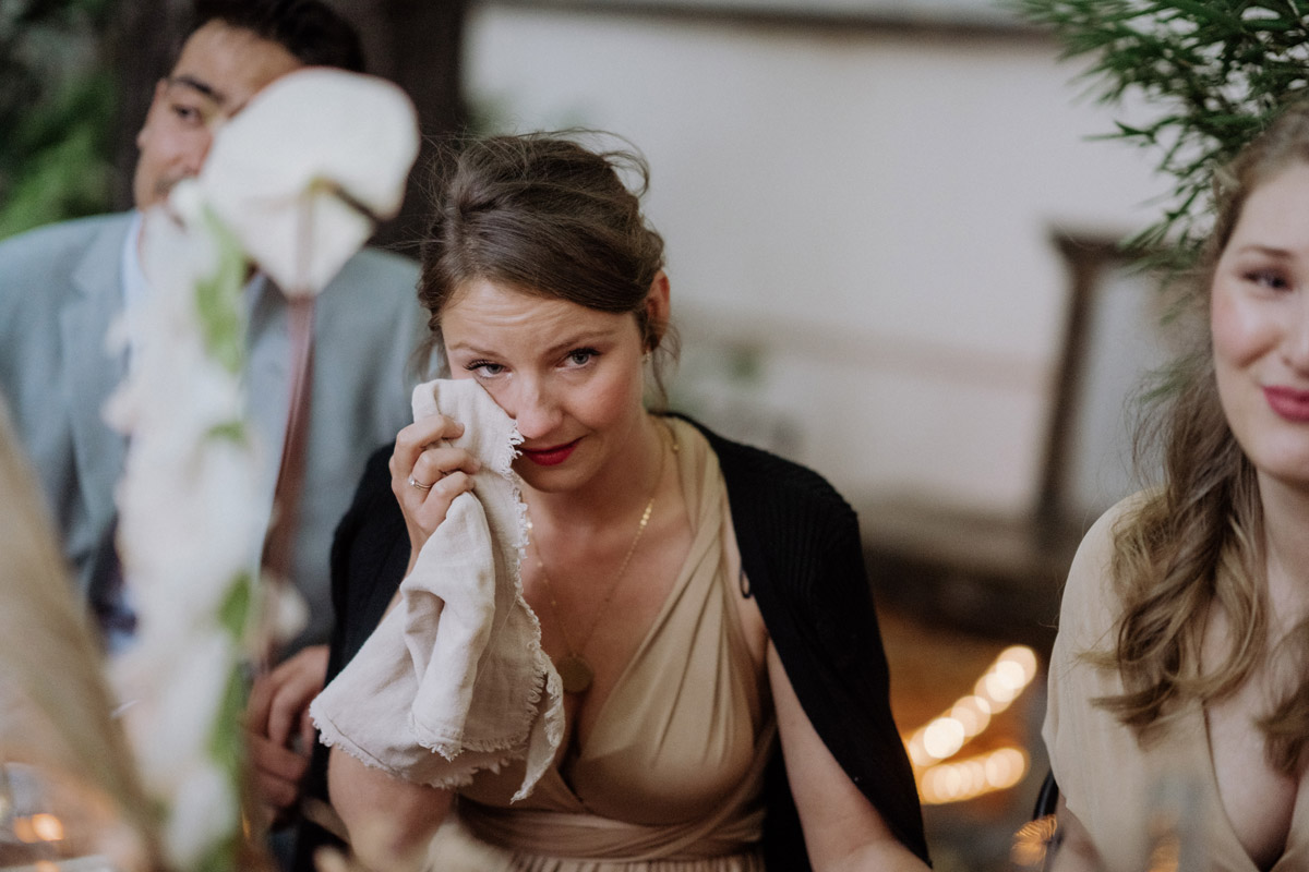 Brautjungfer weint vor Rührung