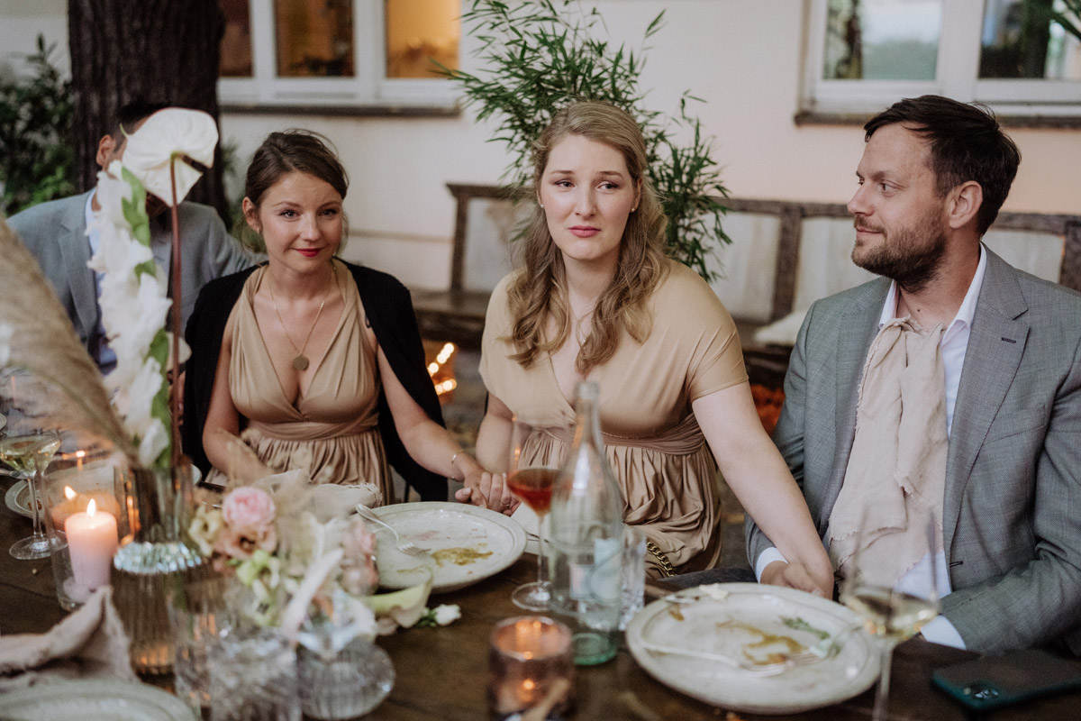 Hochzeitsgäste sind von Rede berührt