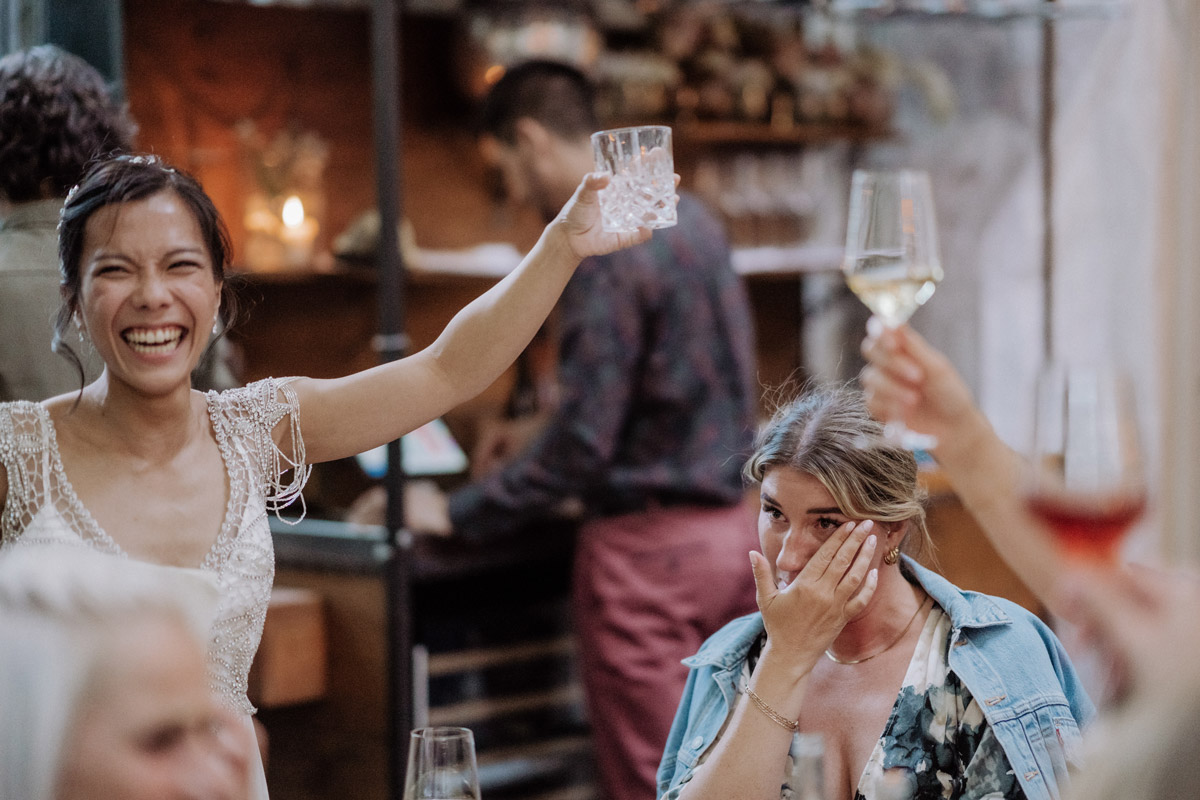 Braut erhebt ihr Glas und Gäste weinen